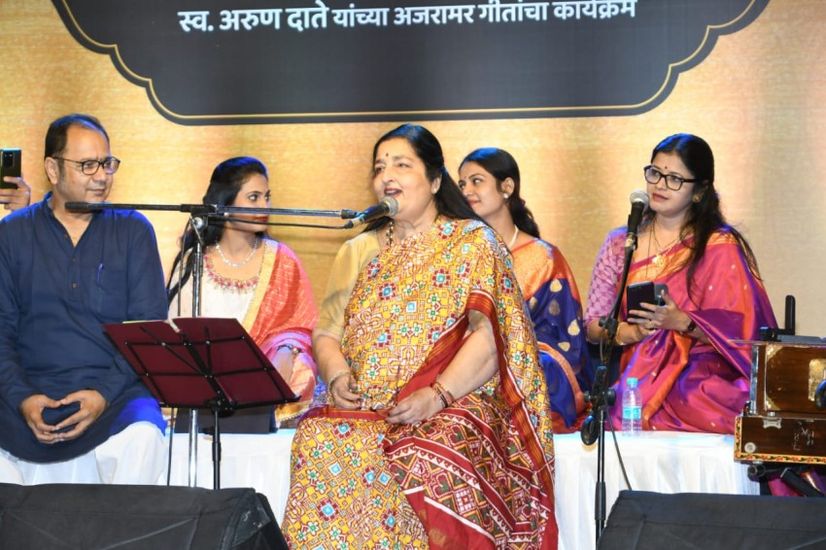 शुक्रतारा या कार्यक्रमात अनुराधा पौडवाल यांचा ‘अरुण दाते कला सन्मान’ने गौरव