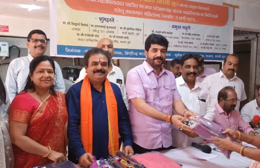 क्रिएटिव्ह फाउंडेशन आणि सारथी ग्रुपच्या वतीने घरेलू कामगार महिलांना छत्री व रेनकोट वाटप