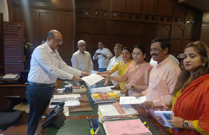 शिवसेनेच्या वतीने पोलिस महासंचालकांना निवेदन शिवसैनिकांवर होणाऱ्या हल्ल्यांवर कार्यवाही करण्याची मागणी