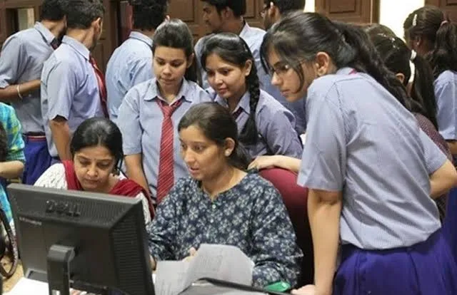 दहावीचा निकाल जाहीर ! यंदा मुलींची बाजी ; राज्याचा एकूण निकाल 96.94 टक्के