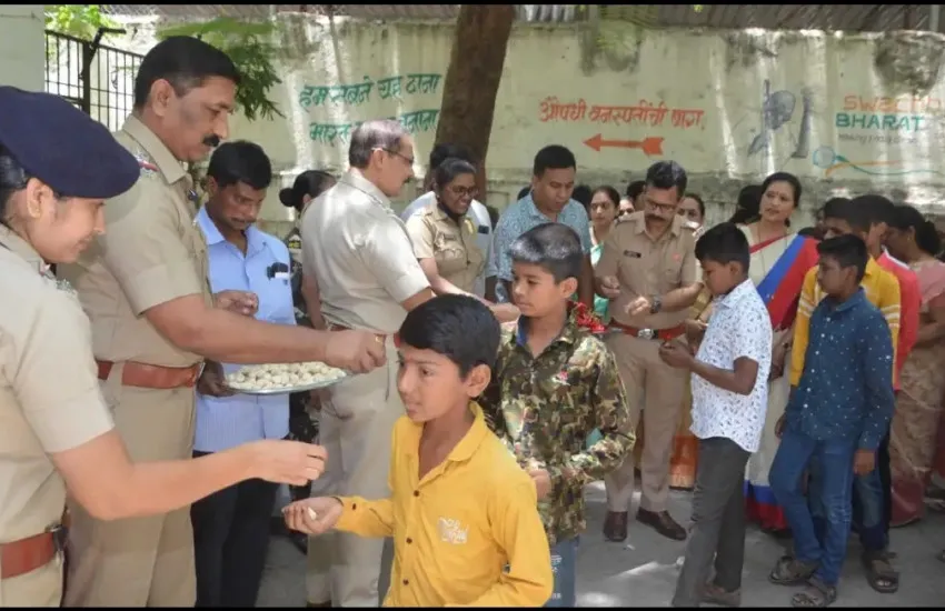 शाळेच्या पहिल्या दिवशी विद्यार्थ्यांच्या भेटीला पुणे शहर पोलीस आणि दिल्या शुभेच्छ्या.