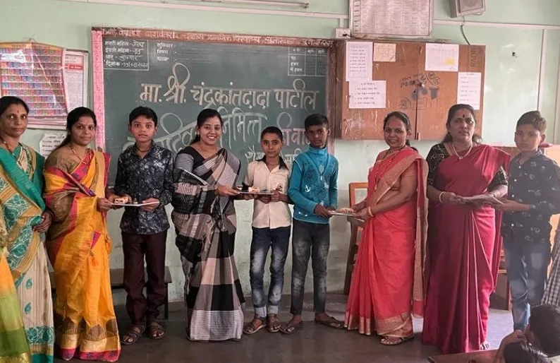 आमदार चंद्रकांत पाटील यांच्या वाढदिवसानिमित्त सुतारवाडी, येथे विध्यार्थ्यांना खाऊ व शालेय वस्तू वाटप