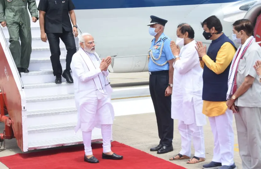 पंतप्रधान नरेंद्र मोदी यांचे लोहगाव विमानतळावर स्वागत