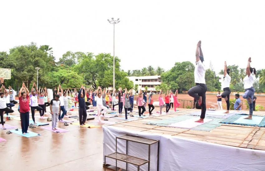 पुण्यातील भारती विद्यापीठ आय.एम.ई.डी.मध्ये योग दिवस साजरा