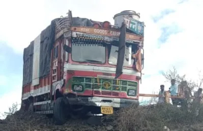 शिंदवणे घाटात वारकऱ्यांच्या ट्रकचा अपघात