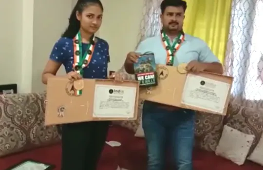 पुण्यातील बापलेकीने केला दुबईत स्कूबा डायव्हिंगमध्ये रेकाॅर्ड