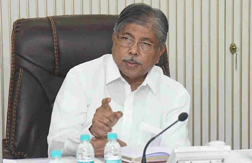 अडचणीतील सूतगिरण्या आणि यंत्रमाग पूर्ण क्षमतेने सुरू राहण्यासाठी शासन सहकार्य करणार - वस्त्रोद्योग मंत्री चंद्रकांत पाटील