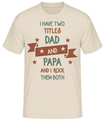 Two Titles Dad And Papa - Männer Basic T-Shirt - Creme - Vorne