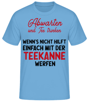 Abwarten Tee Trinken Teekanne werfen - Männer Basic T-Shirt - Hellblau - Vorne