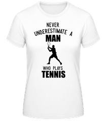 Never Underestimate A Man · Frauen T-Shirt B&C
