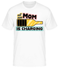 Mom Is Charging · Camiseta básica para hombre