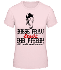 Diese Frau Liebt Ihr Pferd · Frauen T-Shirt B&C