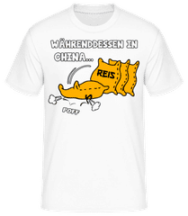 Währenddessen In China · Männer Basic T-Shirt