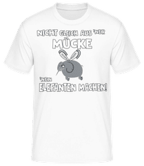 Eine Mücke Aus Einem · Männer Basic T-Shirt