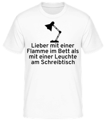 Lieber Mit Einer Flamme Im Bett · Männer Basic T-Shirt