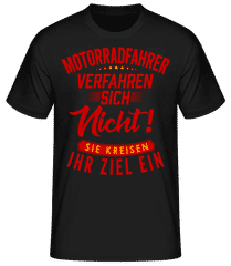 Motorradfahrer Kreisen Ihr Ziel Ein · Männer Basic T-Shirt