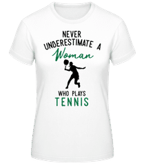 Never Underestimate A Woman · T-shirt standard Femme