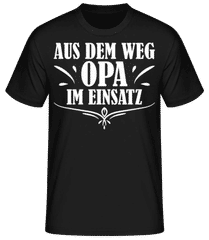 Aus Dem Weg Opa Im Einsatz weiß · Männer Basic T-Shirt