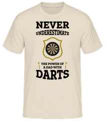 Never Underestimate Darts · Männer Basic T-Shirt