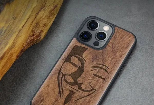 Coque iPhone Bois Anonymous Gravée