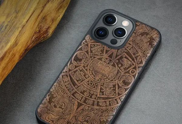 Coque iPhone Pro Bois Maya II Gravée