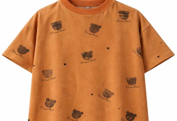Karmelowy dziecięcy t-shirt z autorskim nadrukiem