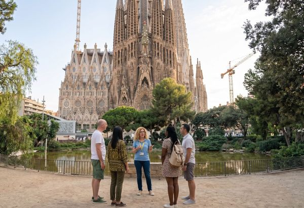 Barcelona: Gaudí & Modernism Walking Tour + 24h Metro Card