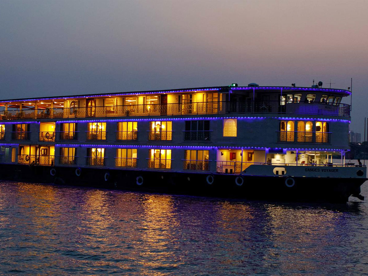 the cruise on ganga river