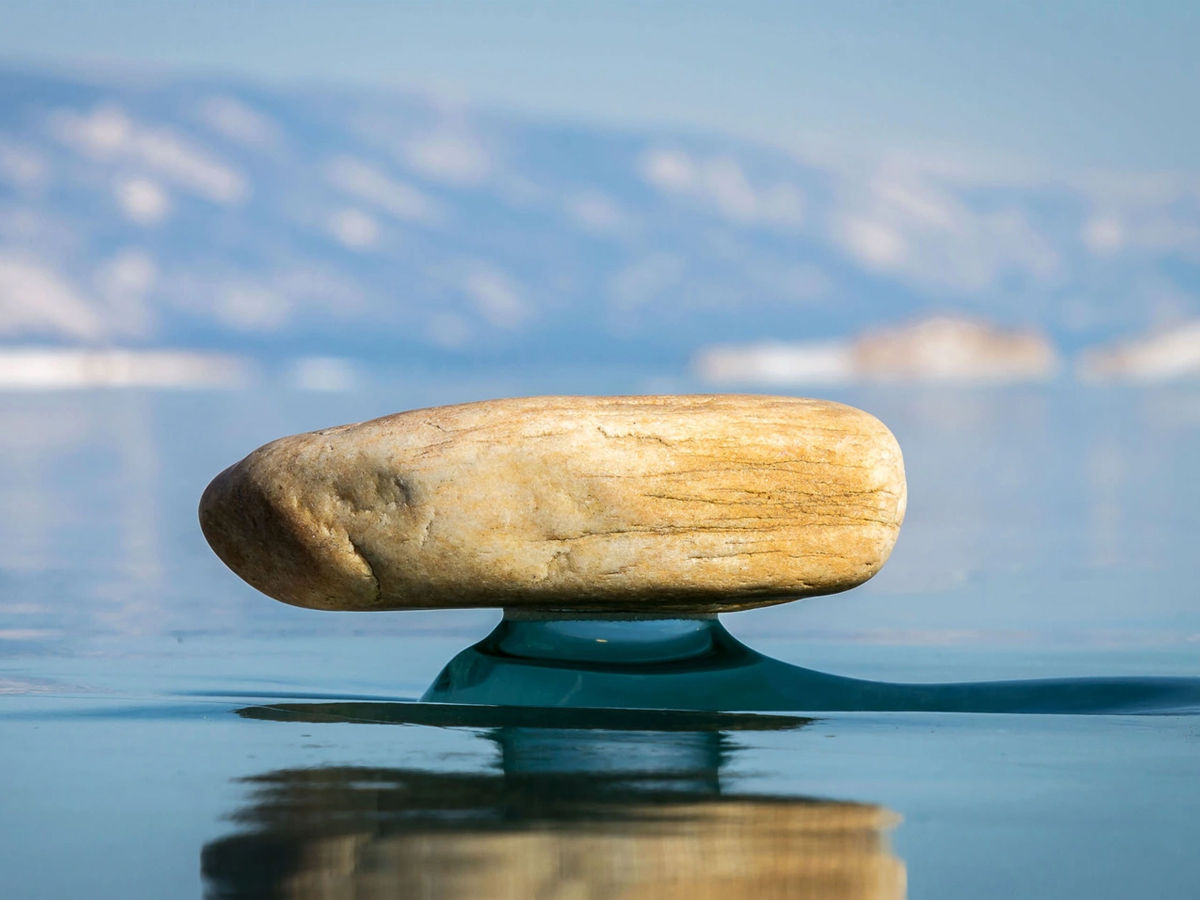 The frozen rock like a droplet 