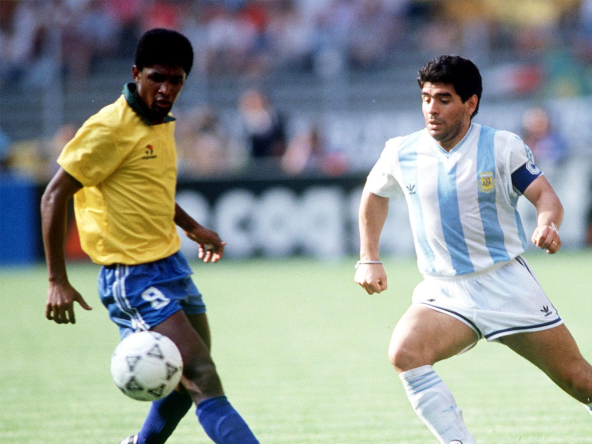 Pele vs Maradona 