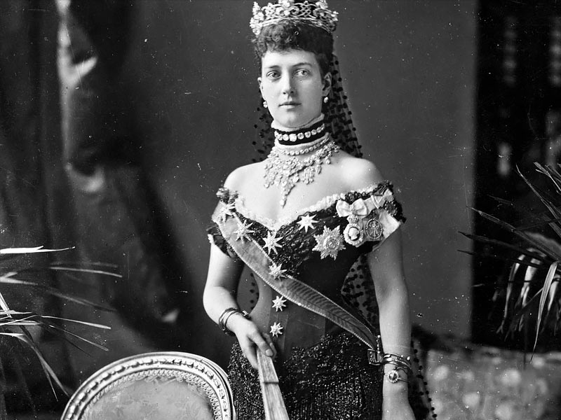 Queen, Queen Alexandria, Alexandria