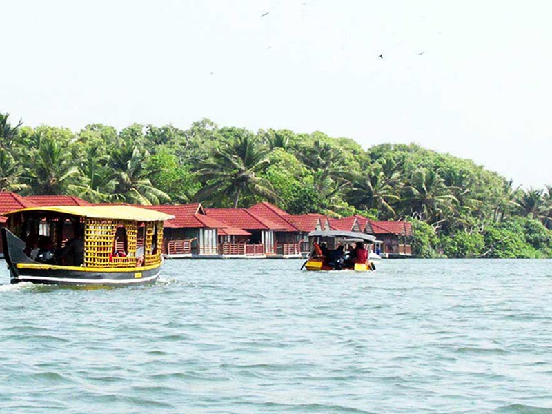 boating in poovar island