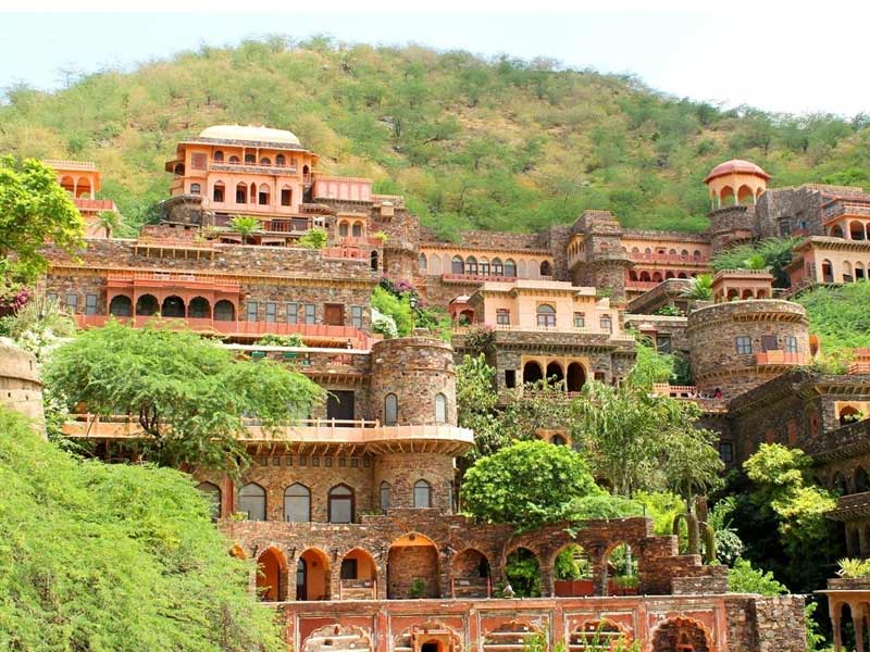 Neemrana, Neemrana fort