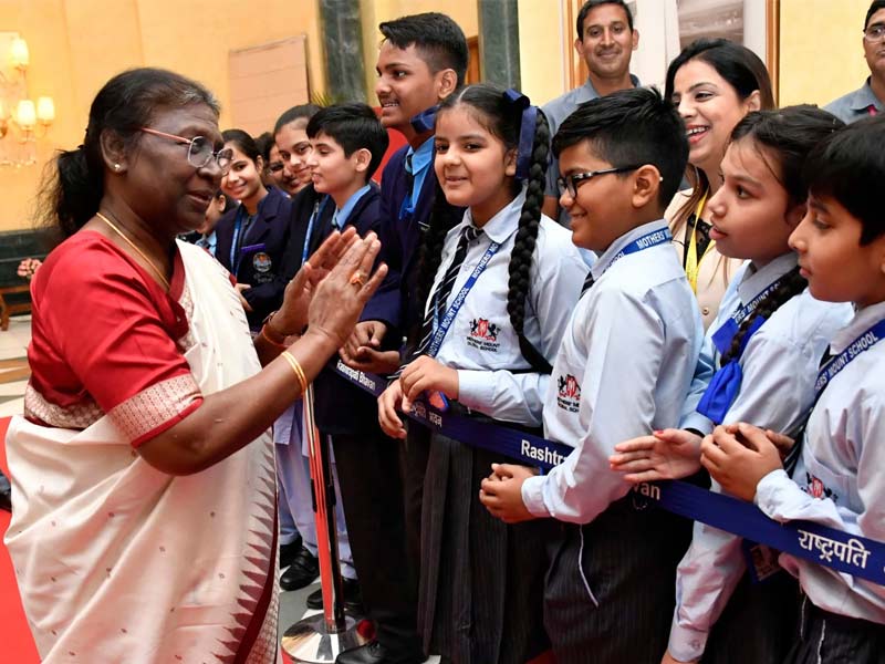 The excitement of the people of Cuttack knew no boundaries as they endured a lengthy wait to see the President of India and daughter of the odisha. In addition, President Murmu halted her carcade mid-route while en route to Shailabala Women's College and got out. She gave out chocolates to the kids who were waiting for her on the side of the road. 