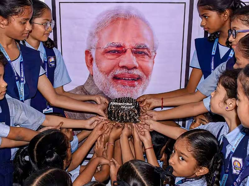 man skydiving for PM modi,a guy skydiving, skydiving man, modi birthday ,narendra modi birthday ,pm modi birthday ,narendra modi birthday wishes 