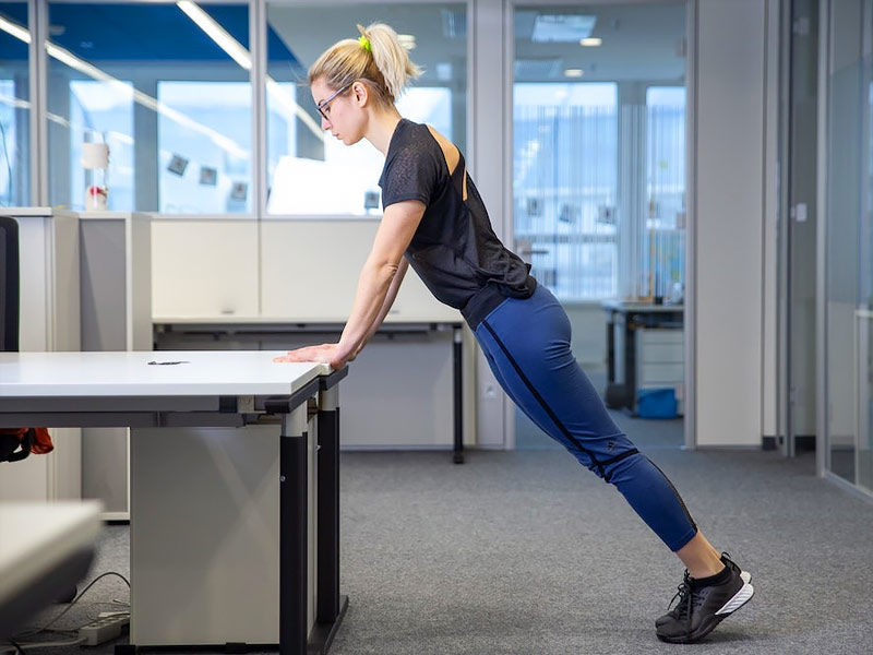 Упражнение с нуля наставников. Фото человека отжимающегося в офисе. Desk for Push up. How to Practice фото телефона.