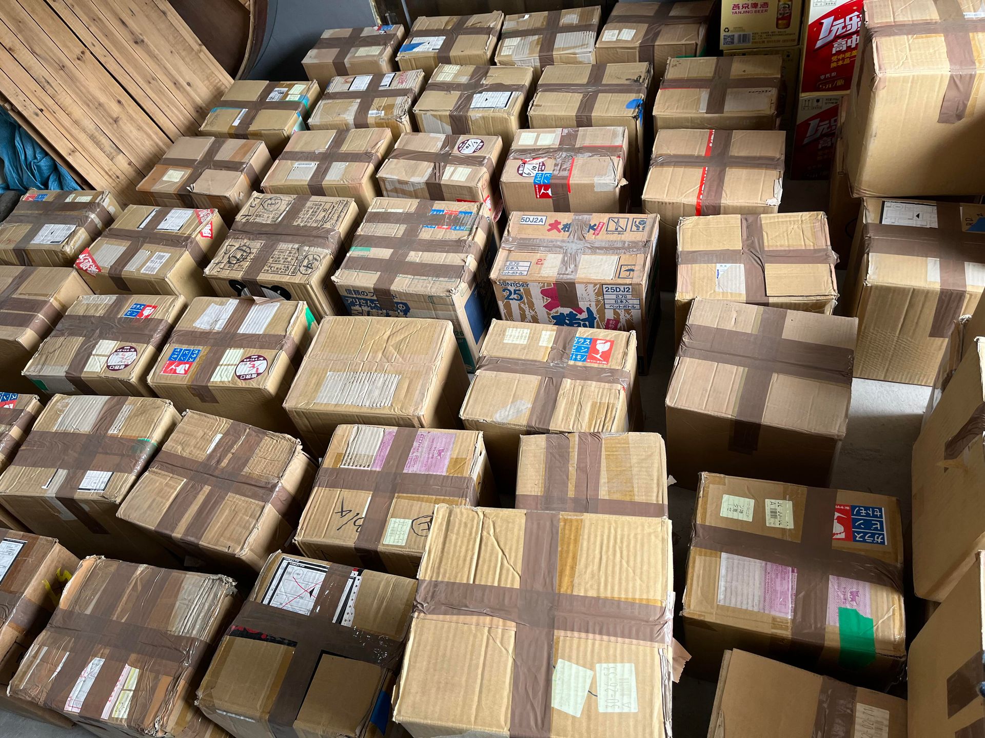 幾十箱黑膠 CD 按介質與歌手分類的清屋整理方法