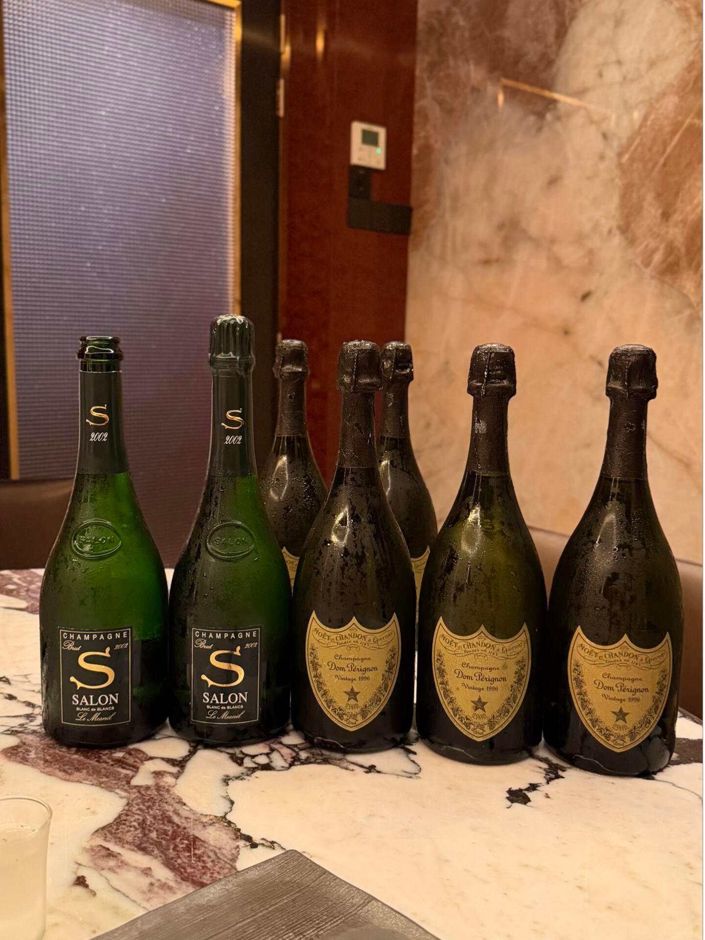 三瓶香檳並列，分別展示無年份酒款、酒標印有年份的酒款及附原盒的旗艦酒款