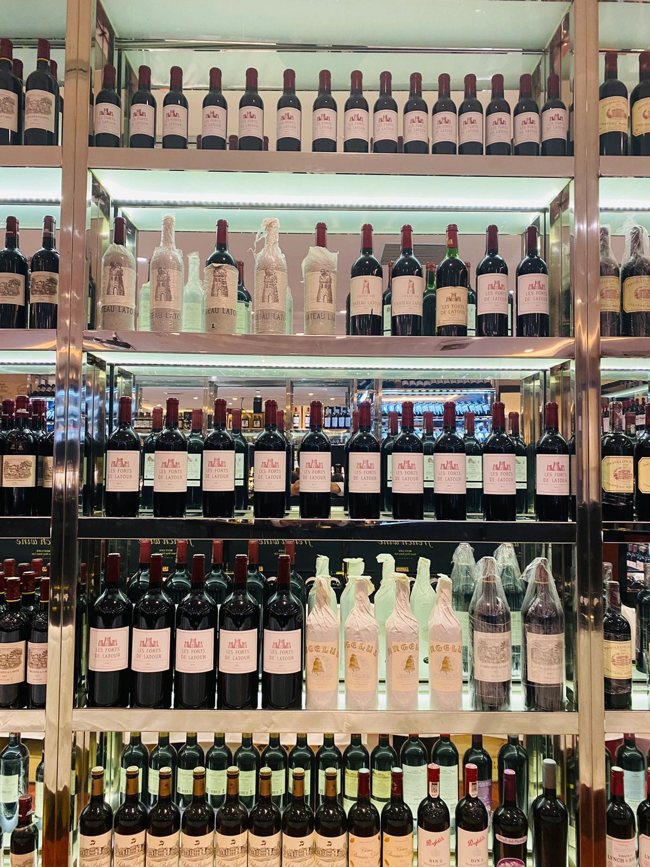 香港潮濕氣候下名酒恆溫保存與酒櫃倉儲示意