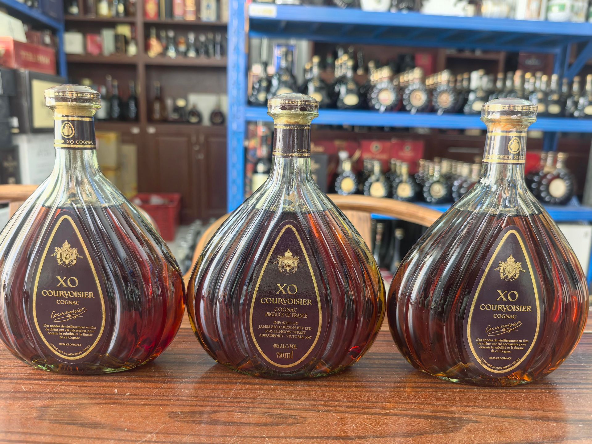 Courvoisier 老瓶水位封口與盒證檢查示意
