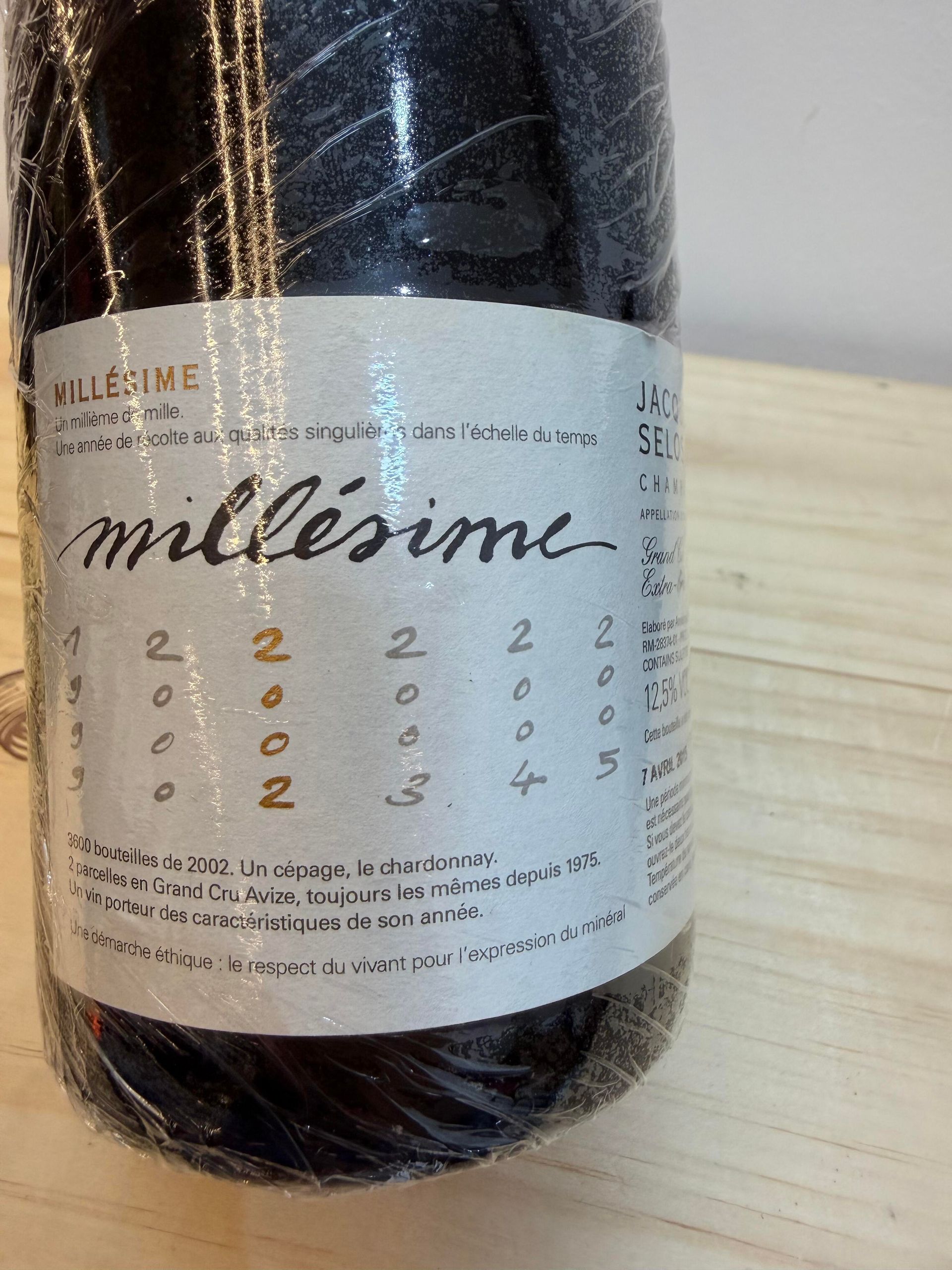 Jacques Selosse 酒標批次與 WID NFC 交叉核對流程插畫，並非真品酒標鑑定樣本