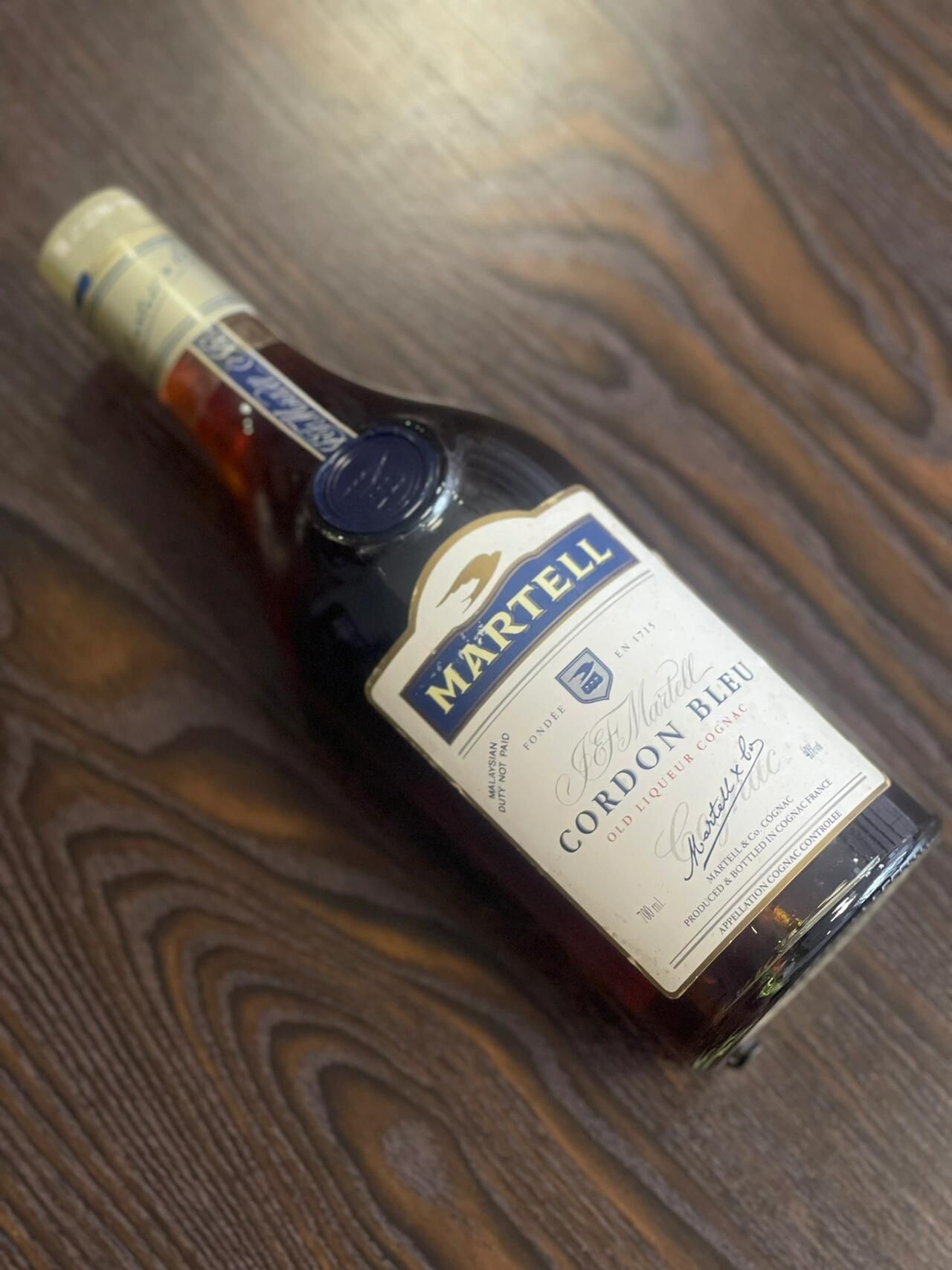 馬爹利藍帶 1980s 綠瓶與現行透明瓶外觀對比示意