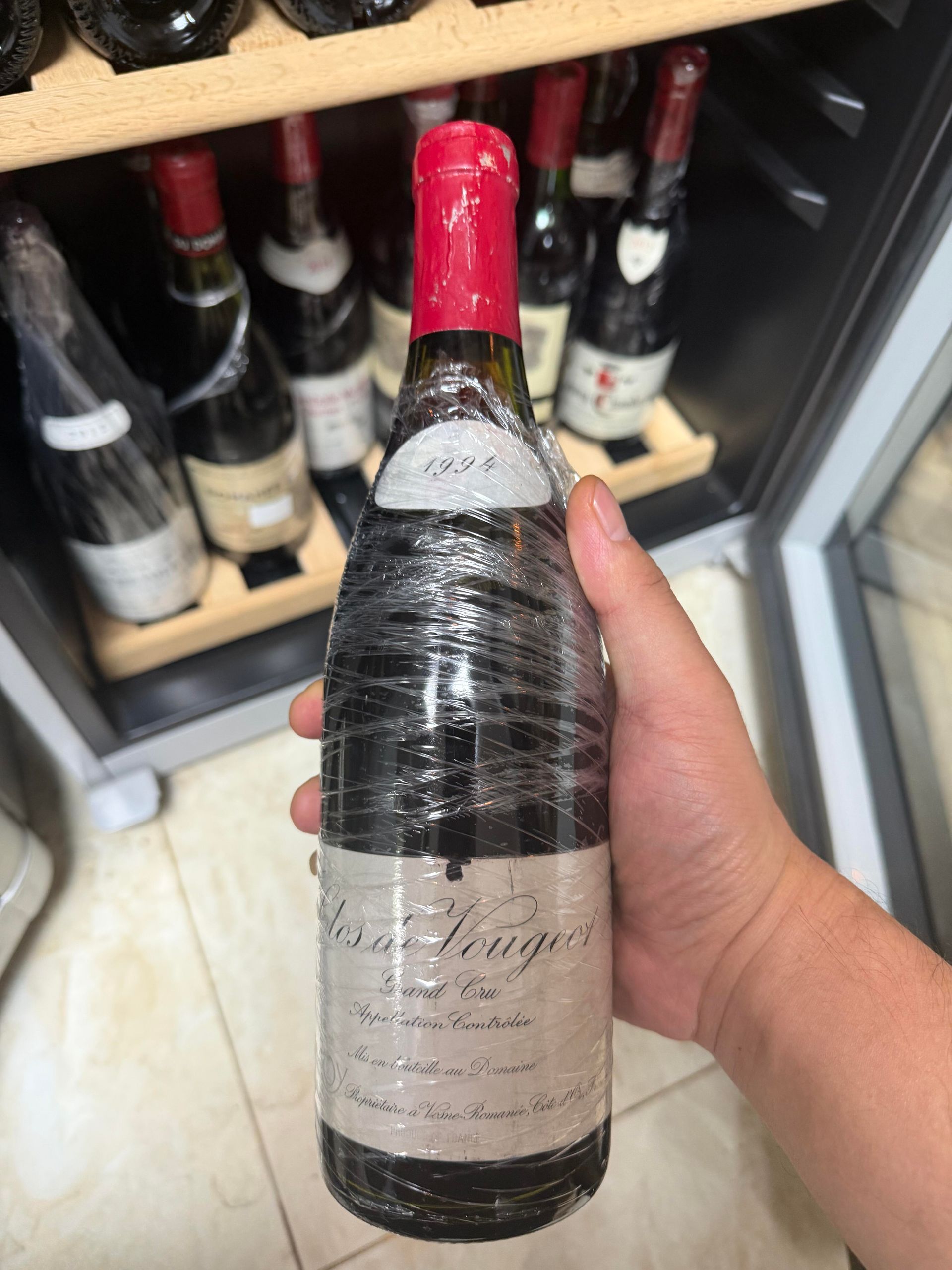 同一 Clos de Vougeot 園名下不同酒莊酒標並列,分辨 Domaine 與 Négociant 裝瓶字樣