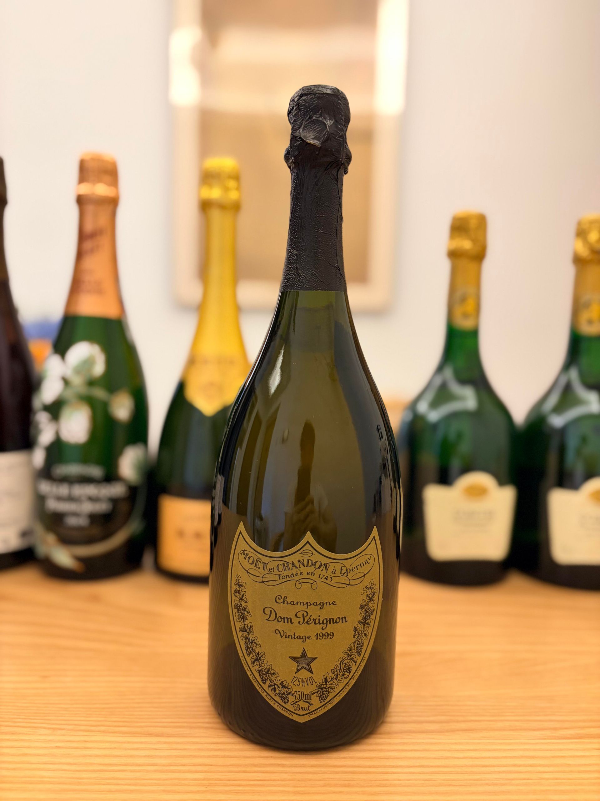 香檳正背標的 Brut、Extra Brut、Demi-Sec 字樣及酒款名稱近照