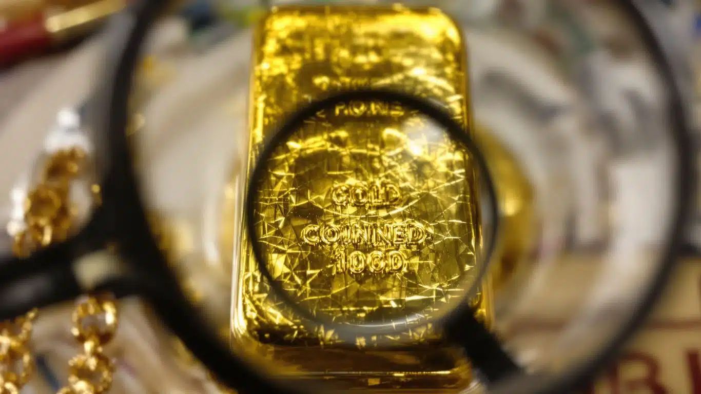 專業鑑定師進行無損真偽檢測