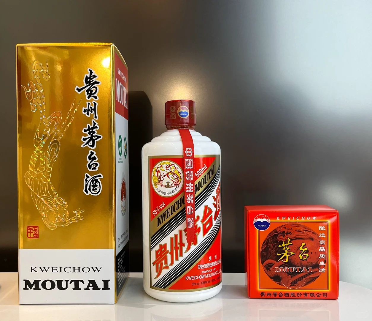 專業鑑定師檢查茅台酒液面和品相