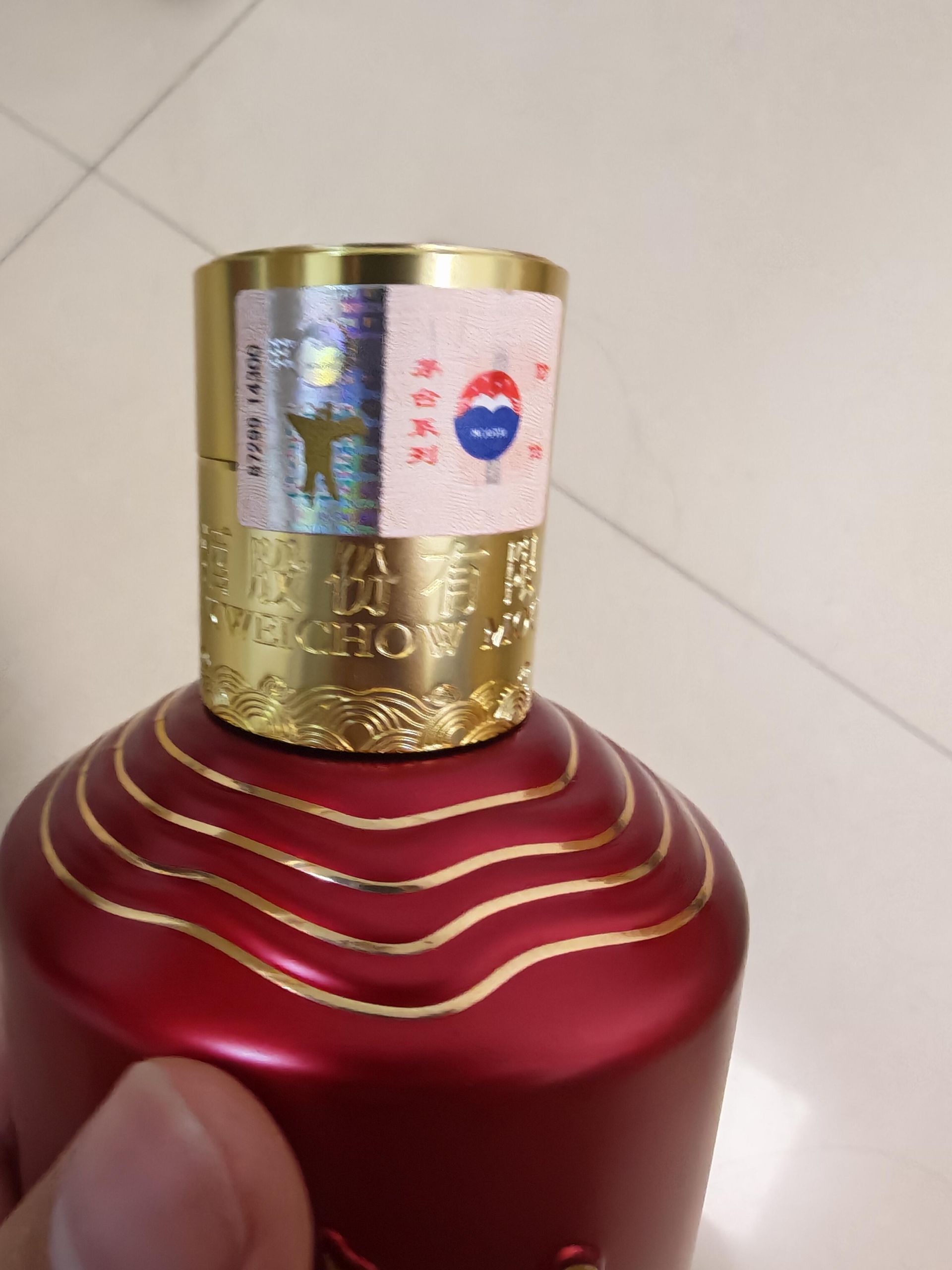茅台酒瓶封口、日期噴碼與對應外盒標籤的原狀近照