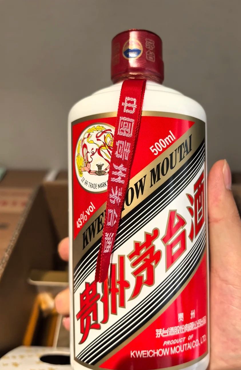 53度與43度飛天茅台酒標酒精度並列,說明陳化穩定性與回收定位不同