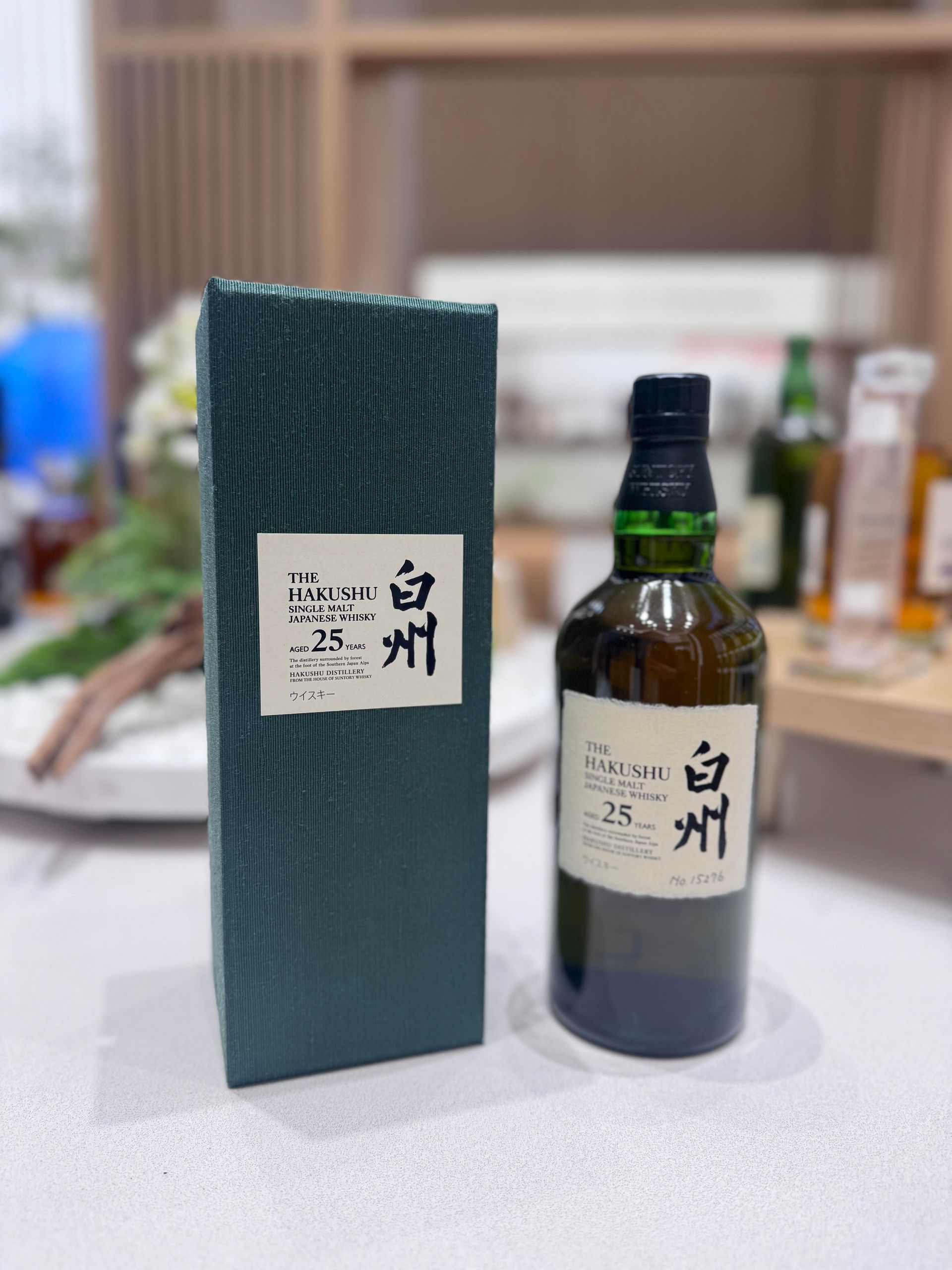 白州25年機場限定款展示盒、水引繩結及現有包裝配件近照