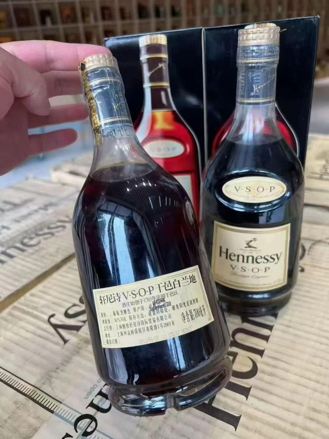 舊版軒尼詩 VSOP 綠樽與透明金頭短瓶的玻璃色和封口比較情境